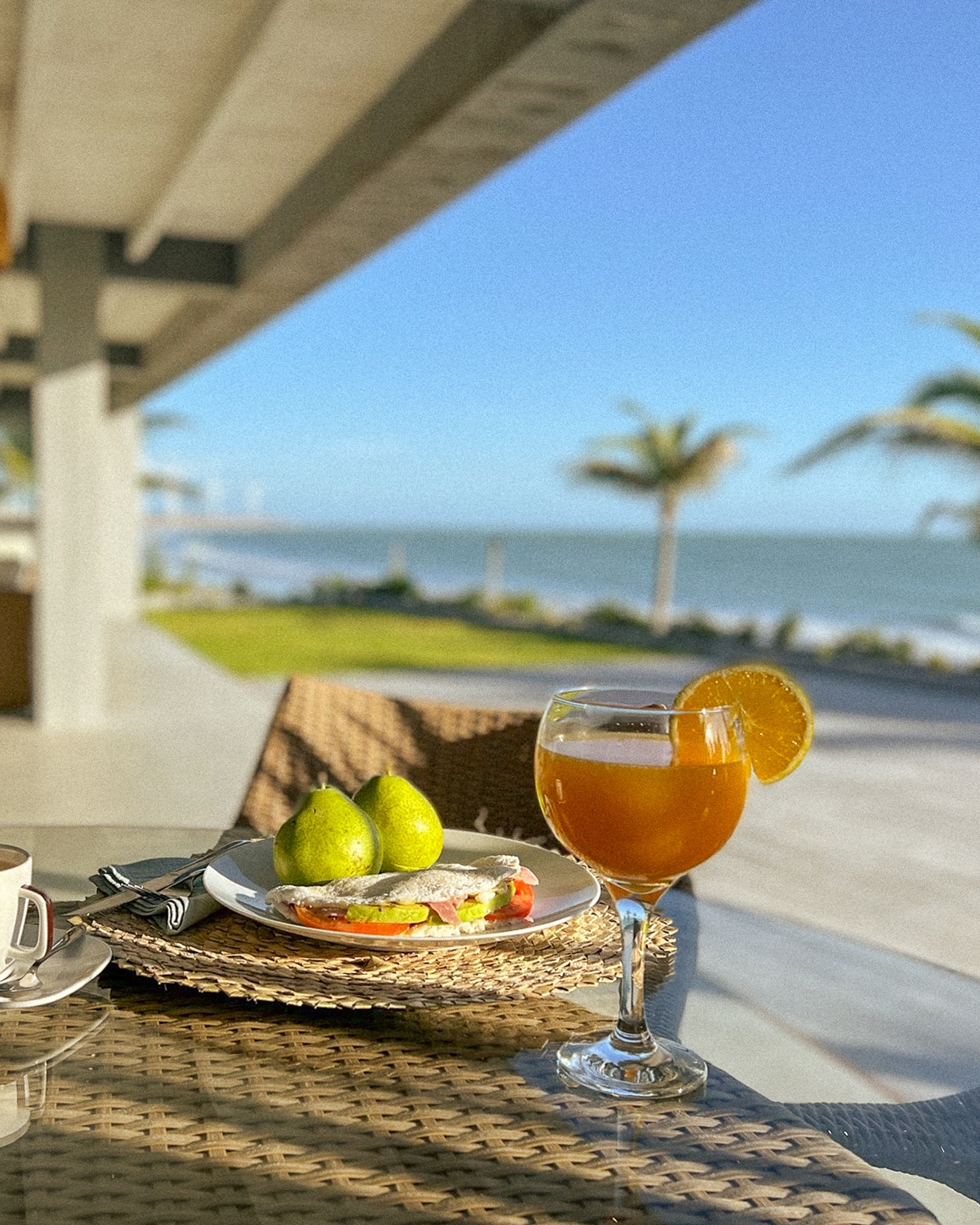 1/7 - Table with direct sea view