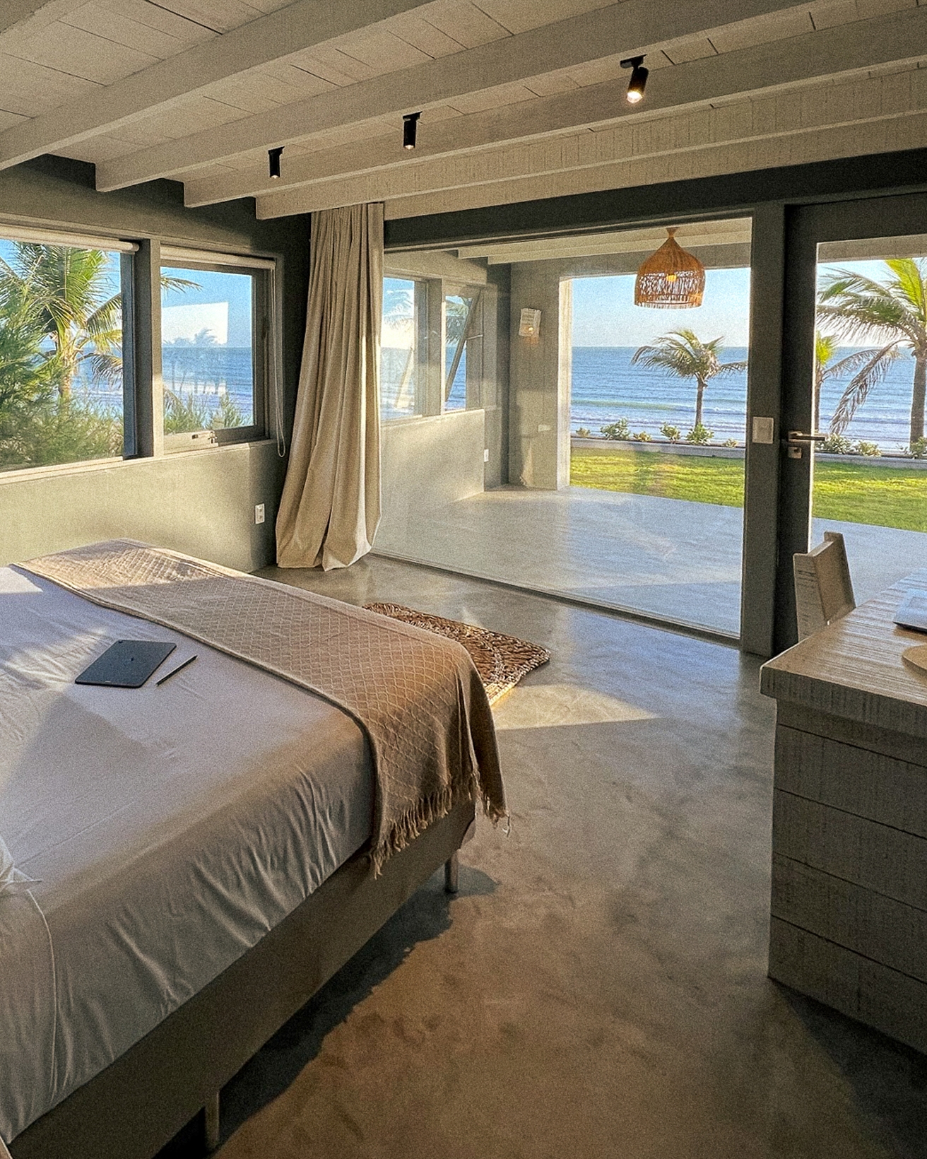 6/7 - Double bed and room with sea view