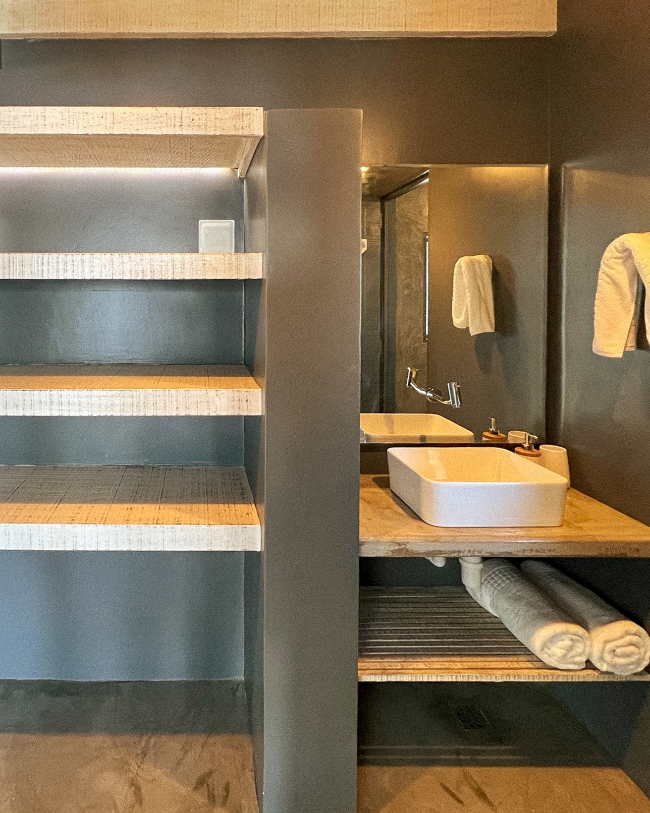 4/6 - Private bathroom and storage space