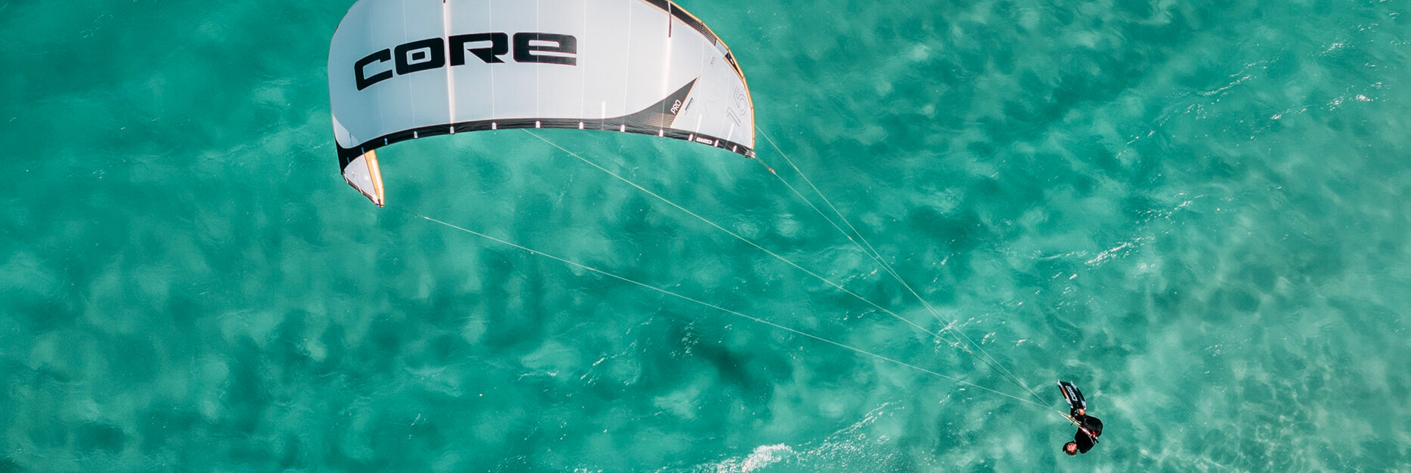 Kitesurfista com equipamento CORE no Club de Mar, Icaraizinho do Amontada