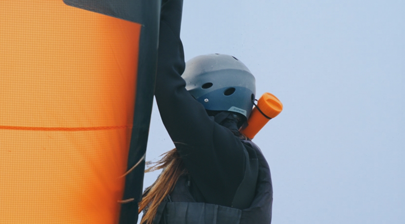 Alumna ajustando el casco antes de una clase de kitesurf en Icaraizinho