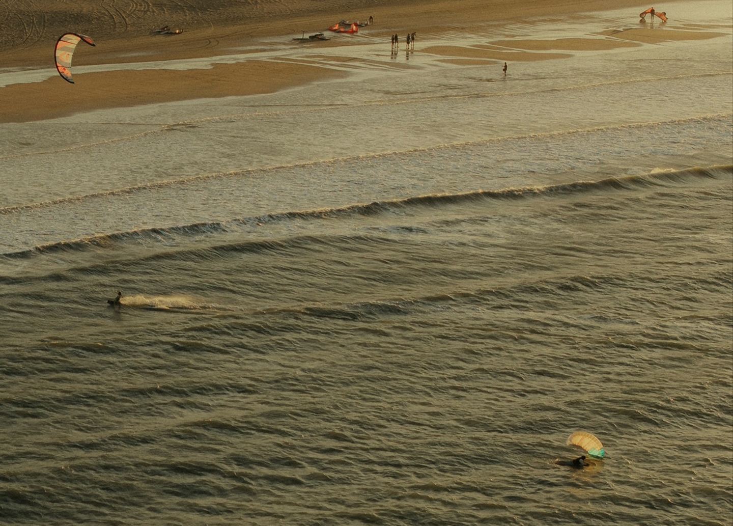 Vista aérea de la playa de Icaraizinho con practicantes de kitesurf entrando al mar