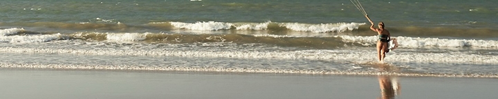 Practicante de kitesurf entrando al agua en Icaraizinho