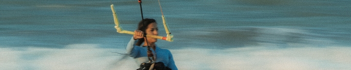 Practicante de kitesurf controlando las líneas de la cometa