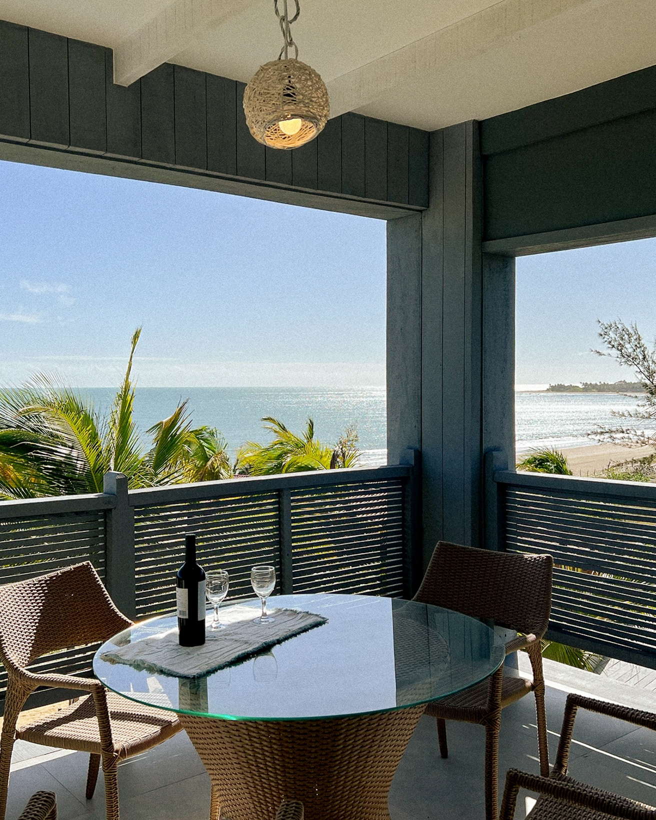 1/5 - Balcony with table and sea view