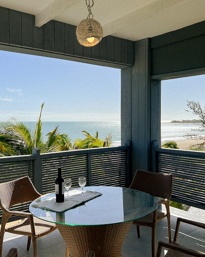 1/5 - Balcony with table and sea view