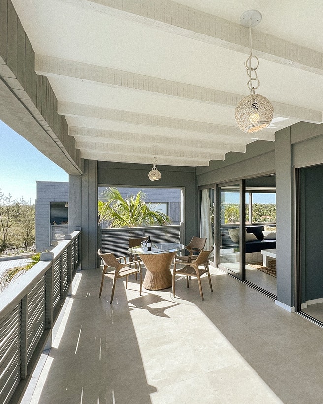 2/5 - Balcony and integrated environments