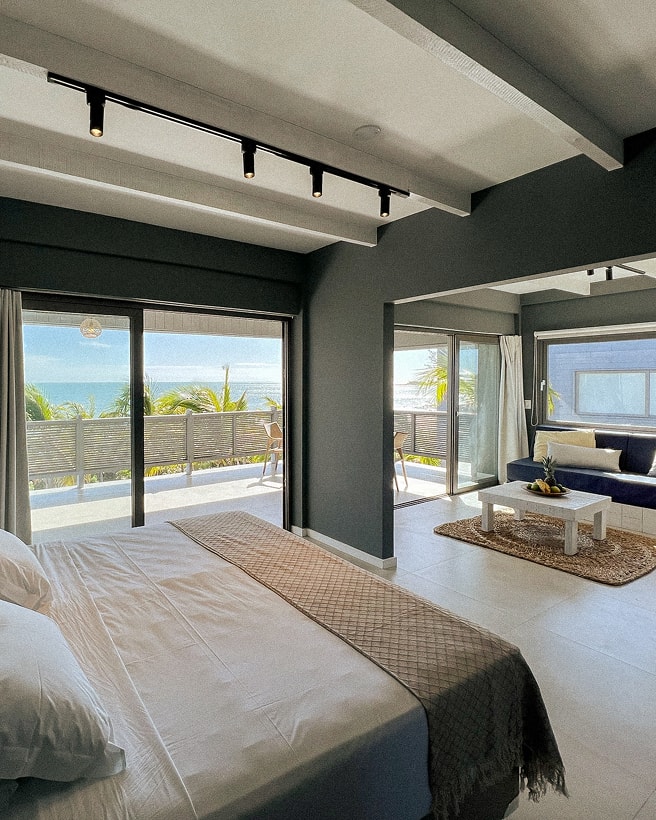 4/5 - Bedroom with double bed near balcony