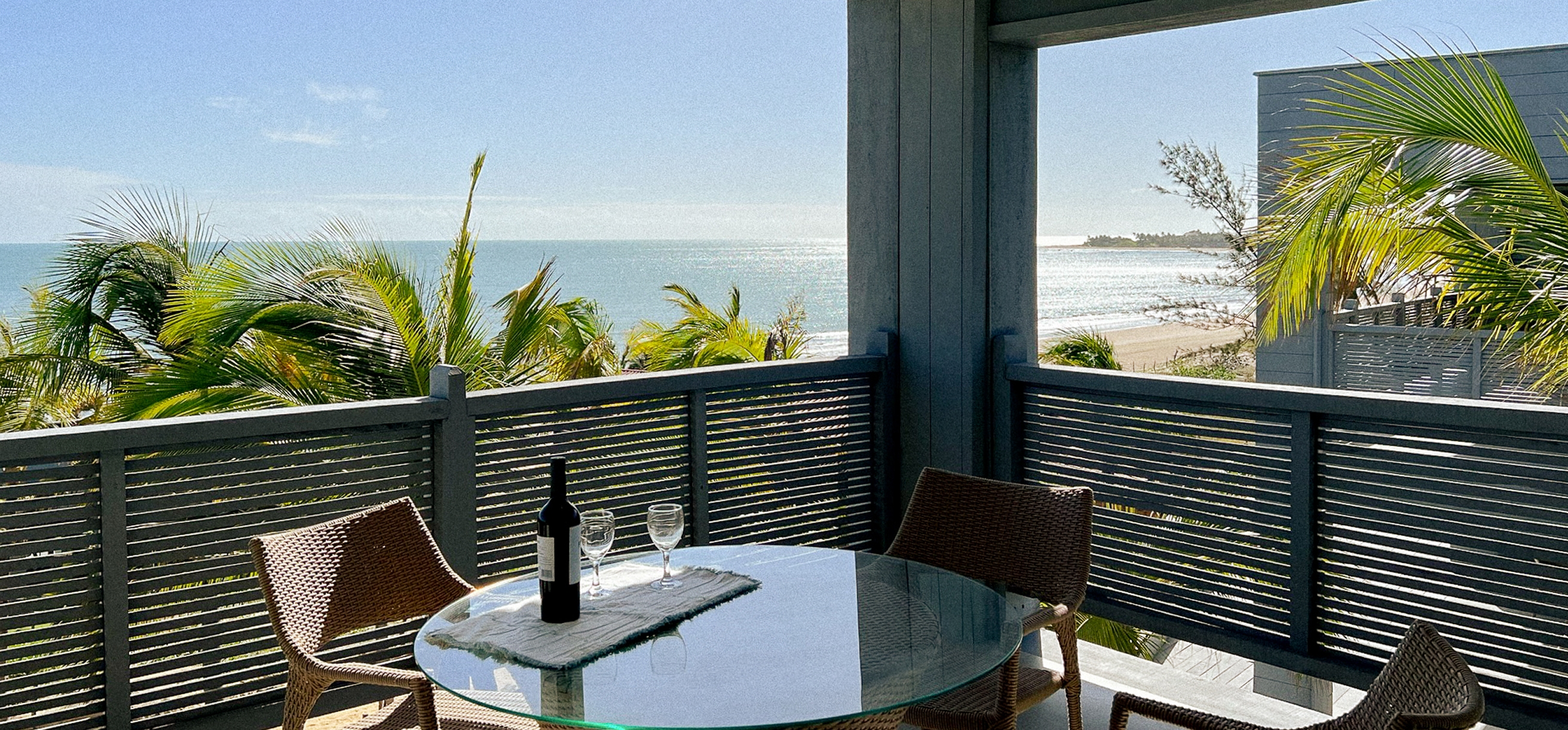 Varanda com vista panorâmica para o mar do Flat de Mar no Club de Mar Condo Hotel, Icaraizinho
