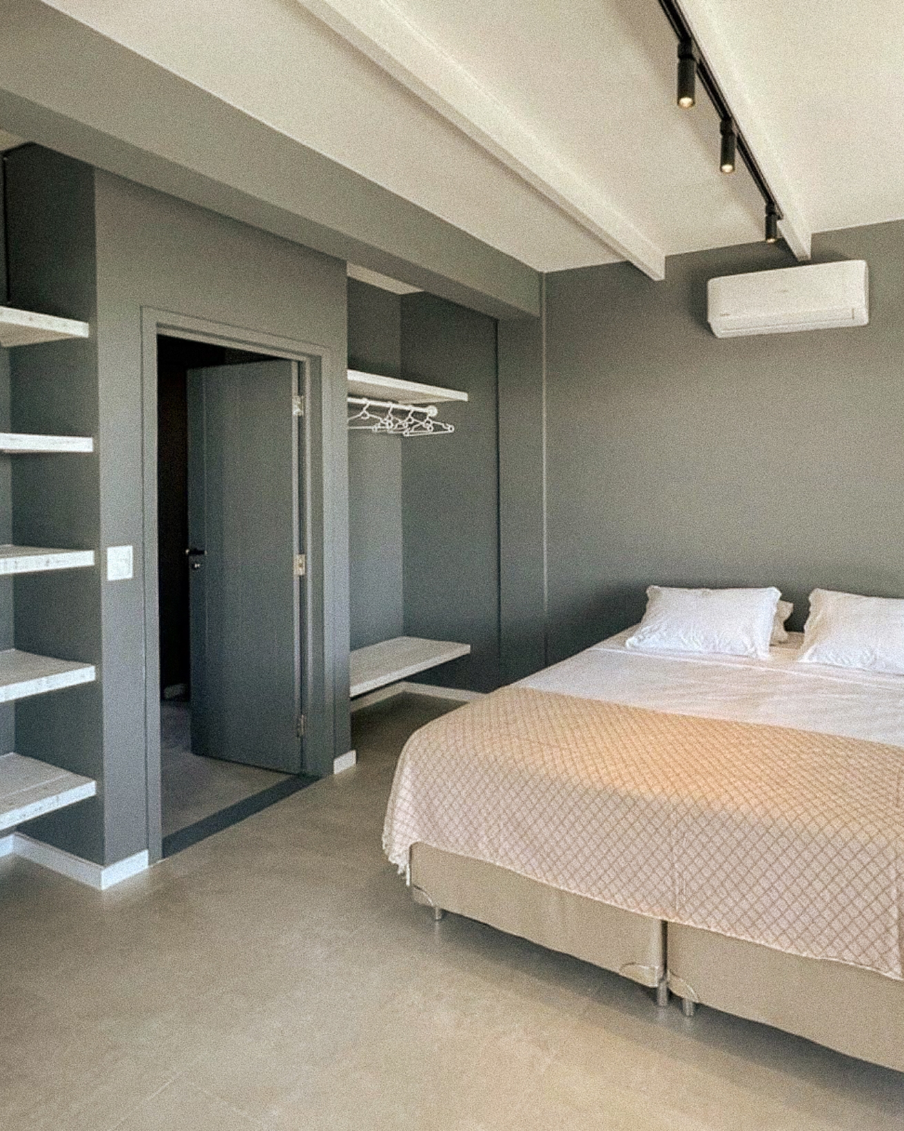5/5 - Bedroom with double bed and air conditioning