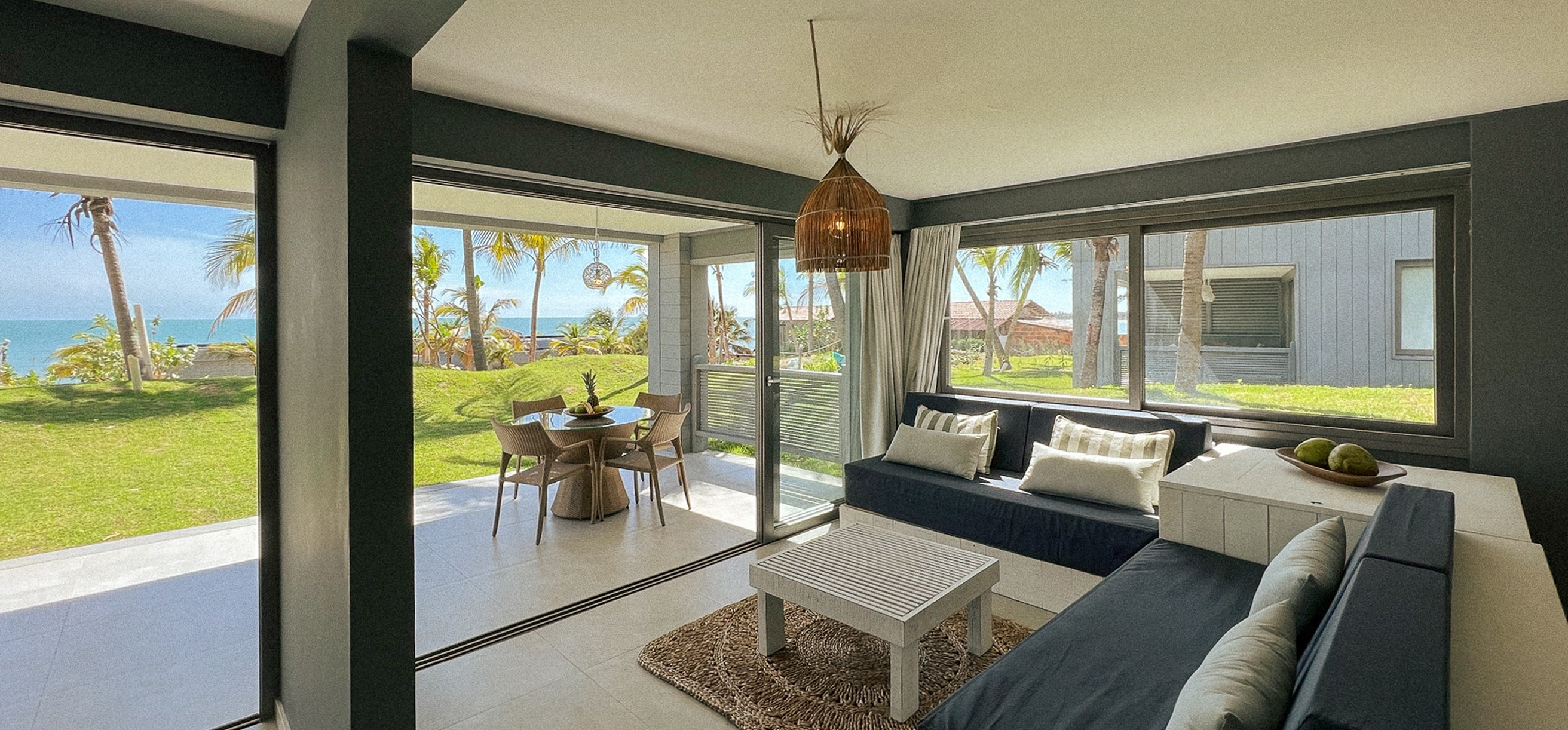 Sala de estar com sofás e ar-condicionado do Flat Jardim, Club de Mar, Icaraizinho