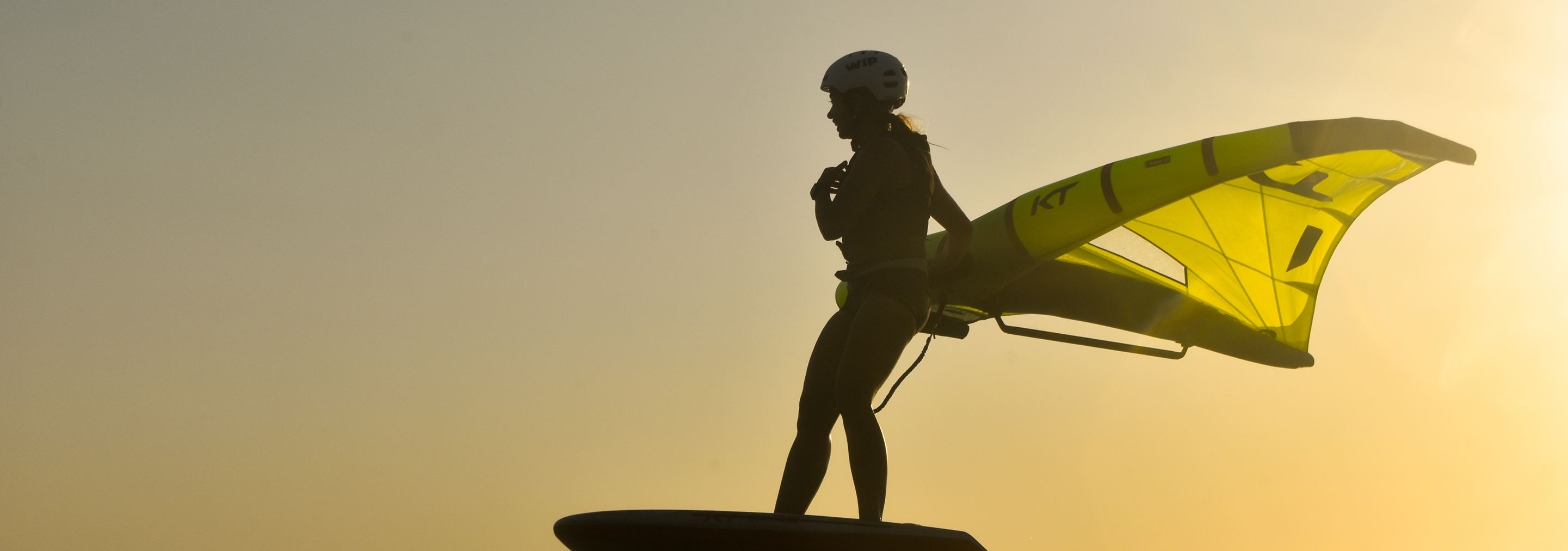 Aula de kitesurf e wingfoil no litoral cearense, em Icaraizinho do Amontada