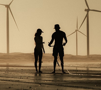 Pessoa segurando equipamentos de Kitesurf e Windsurf no Condo Hotel Club de Mar