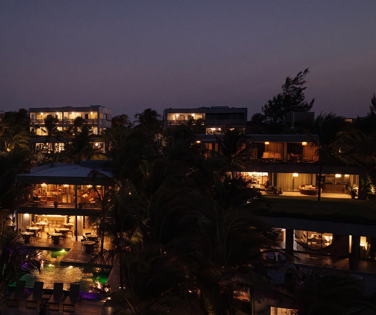 Vista aérea noturna do Club de Mar Condo Hotel em Icaraizinho de Amontada, Ceará