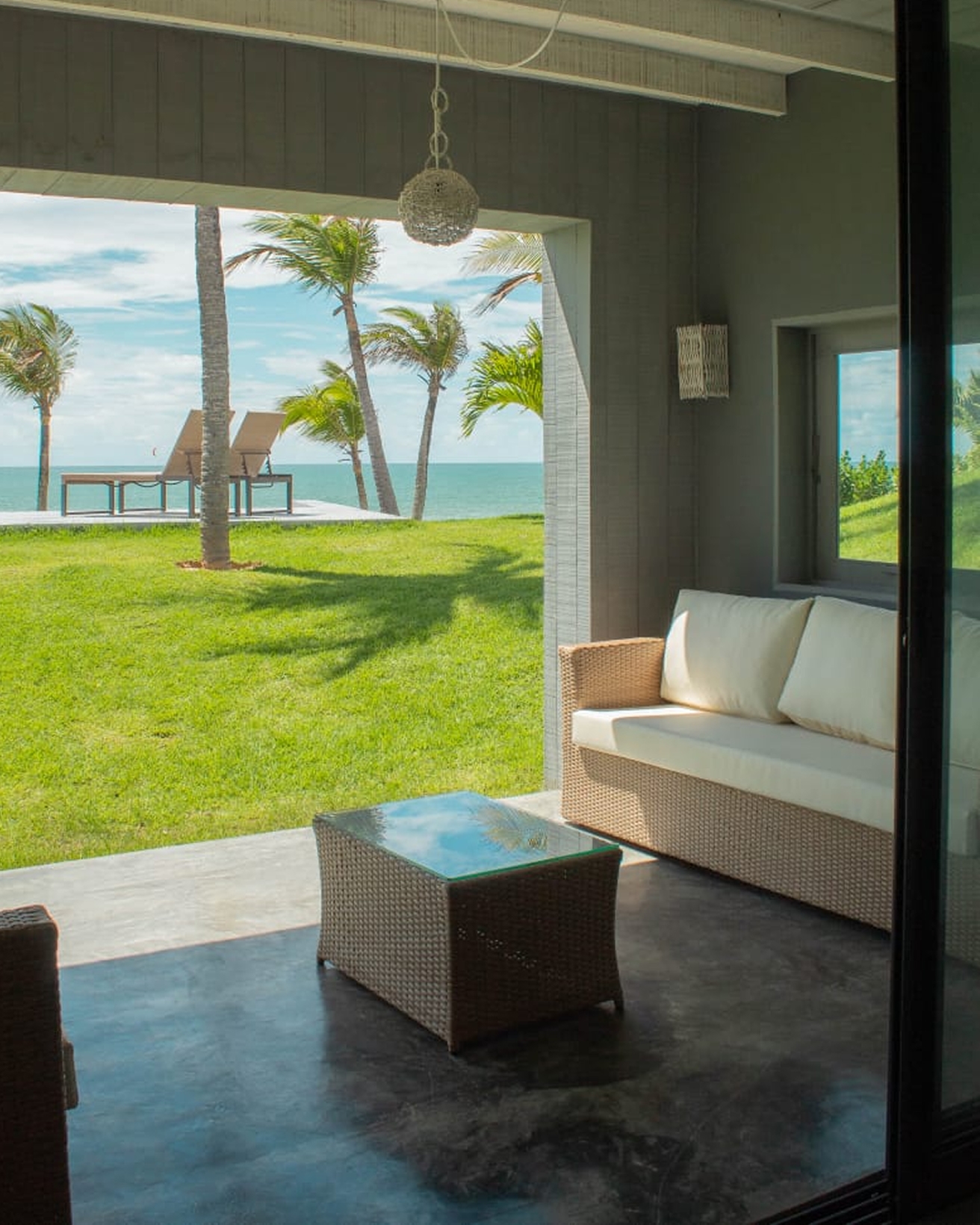 5/6 - Area with sofas near the entrance